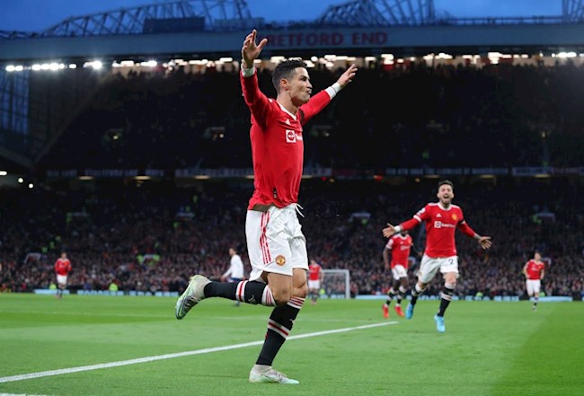 Ronaldo quên nhận quà kỉ niệm sau hattrick vào lưới Tottenham hình ảnh Ronaldo quên nhận quà kỉ niệm sau hattrick vào lưới Tottenham hình ảnh