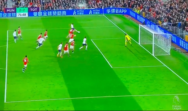 Maguire đá phản lưới nhà