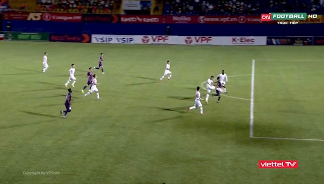 Tình huống thổi penalty gây tranh cãi ở trận Bình Dương gặp Hải Phòng