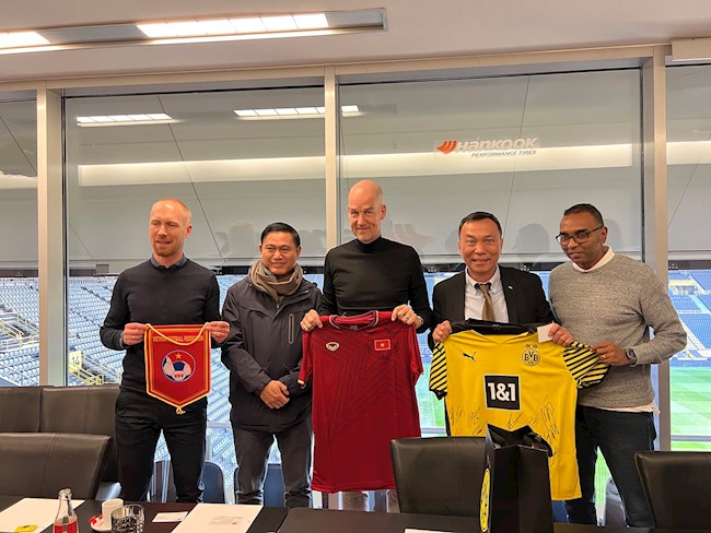 Quyền chủ tịch VFF ông Trần Quốc Tuấn thăm và làm việc với đại diện các CLB tại Bundesliga