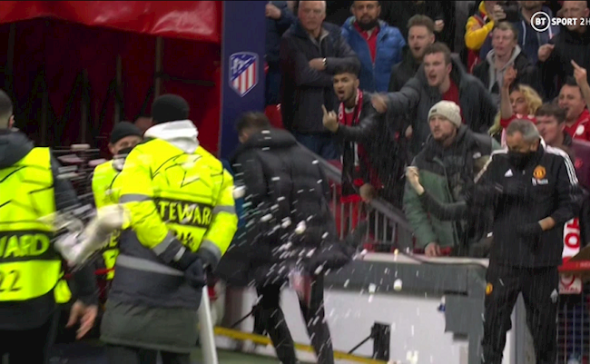 CĐV MU bị chỉ trích dữ dội vì ném đồ vật vào Diego Simeone