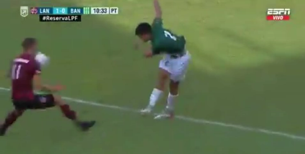 Pablo Krilanovich nhận thẻ đỏ vì ngã lên người đối thủ