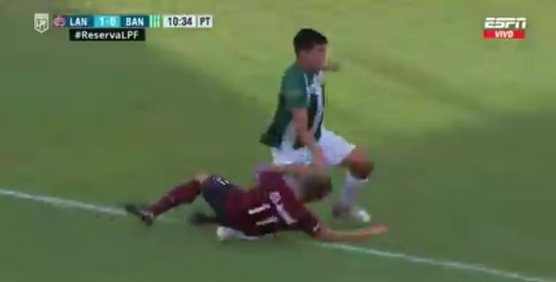 Pablo Krilanovich nhận thẻ đỏ vì ngã lên người đối thủ