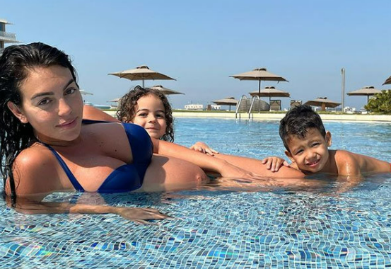 Georgina Rodriguez lộ bụng bầu ở tháng thứ 8