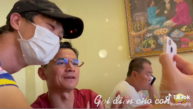 VIDEO: Công Phượng hào hứng khoe con trai với thầy Sắc