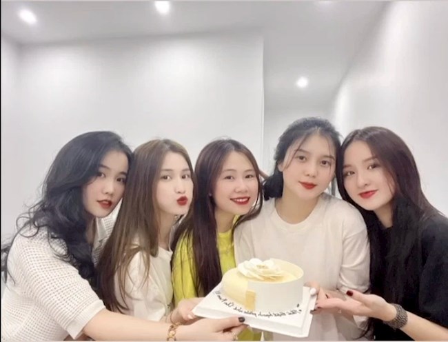 Hội WAGs tổ chức tiệc độc thân cho vợ sắp cưới của Thành Chung hình ảnh