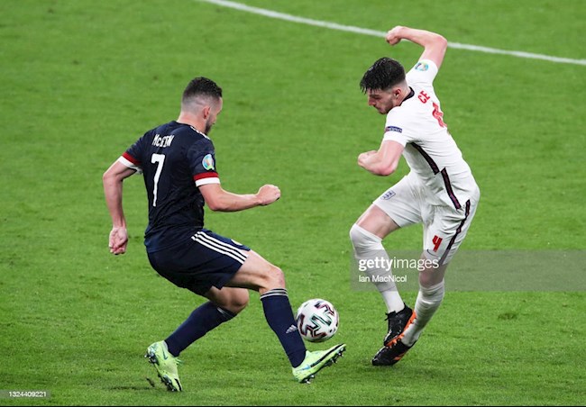 Rio Ferdinand muốn MU mua John McGinn và Rice