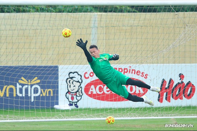 Tấn Trường tập với bóng “lạ” khi trở lại ĐT Việt Nam