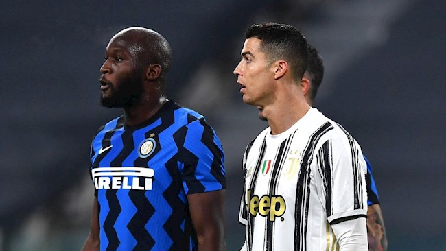 Romelu Lukaku phấn khích khi đánh bại Cristiano Ronaldo