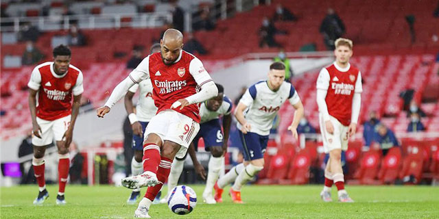 Arsenal còn trận đá bù với Spurs ở Ngoại hạng Anh