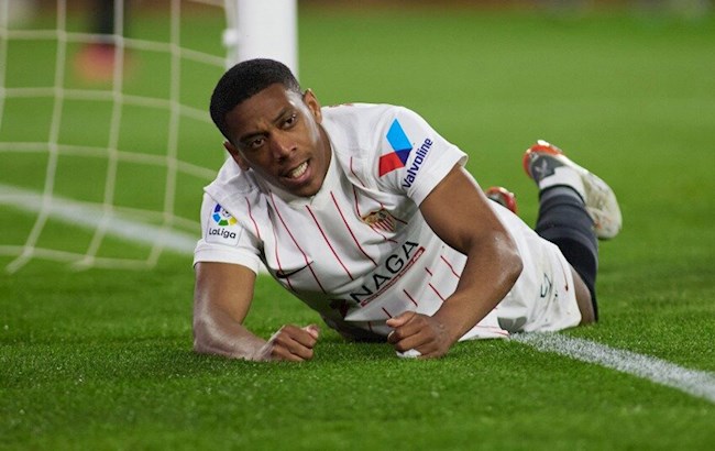 Anthony Martial bị CĐV Sevilla la ó Anthony Martial bị CĐV Sevilla la ó