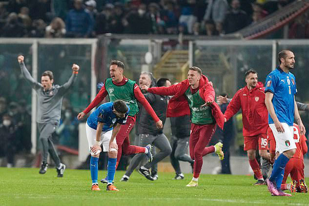 Khi tiếng còi kết thúc trận đấu vang lên, đây là phản ứng của các cầu thủ Bắc Macedonia và Italia.