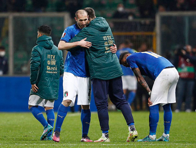 Chiellini và đồng đội an ủi nhau sau trận đấu. Chiellini và đồng đội an ủi nhau sau trận đấu.