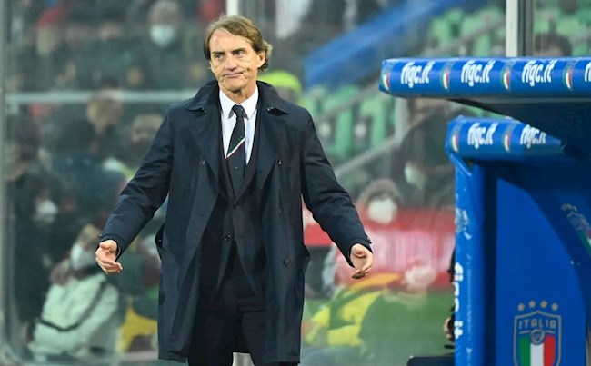 HLV Mancini bị mẹ chỉ trích vì không tin dùng Balotelli