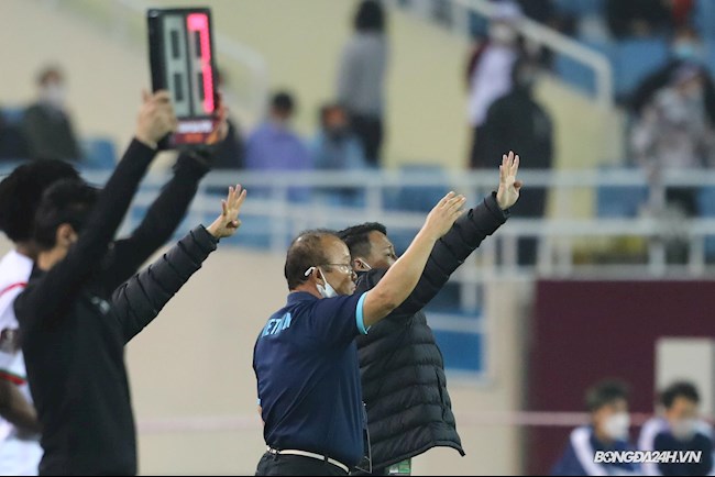 Vội vã đỡ bóng, HLV Park Hang Seo ra dấu cho học trò chơi tất tay