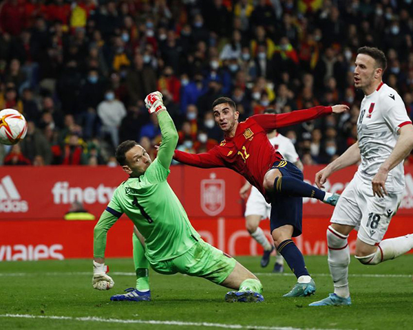 ket qua albania-Siêu phẩm phút 90 giúp Tây Ban Nha thắng nhọc Albania 