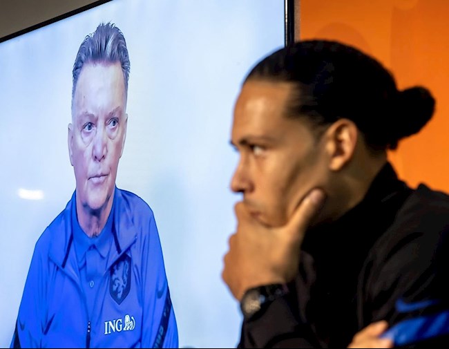 Van Dijk tranh cãi với HLV Van Gaal