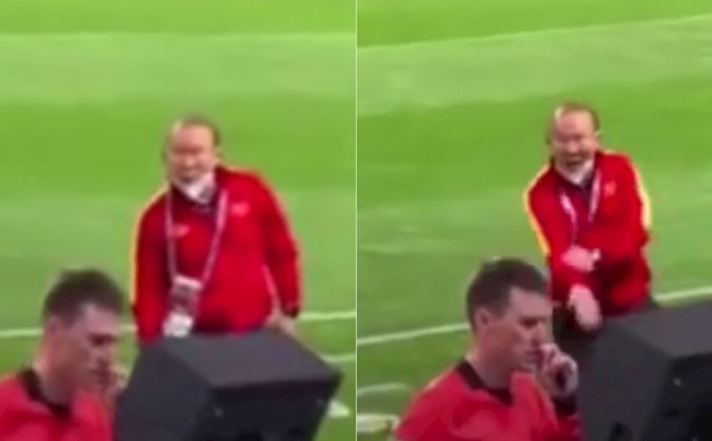 Thú vị với hình ảnh thầy Park ra tận nơi “soi VAR”