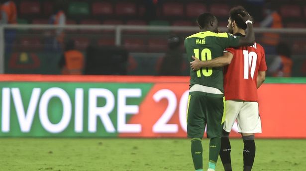 Mane thêm một lần phải động viên Salah