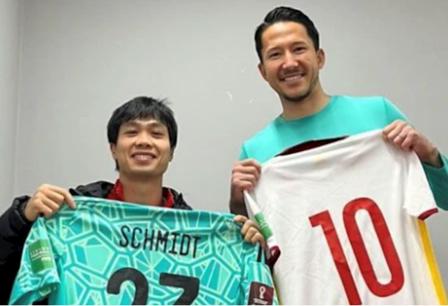 Công Phượng đổi áo với đồng đội cũ ở CLB Sint-Truidense