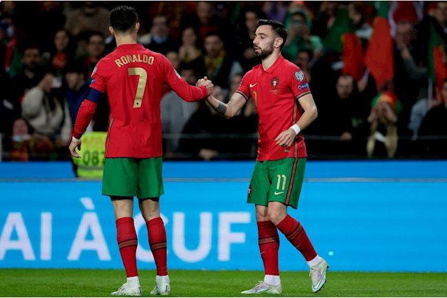Bruno Fernandes ăn mừng với Ronaldo sau khi hoàn tất cú đúp