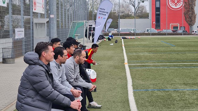 Các buổi tập của U17 Việt Nam nhận được sự quan tâm của các chuyên gia từ Eintracht Frankfurt