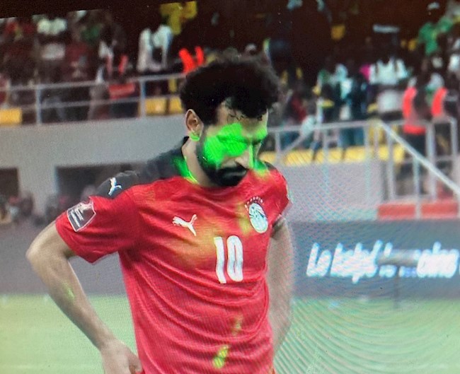 FIFA điều tra việc Salah bị CĐV Senegal chiếu laser 1