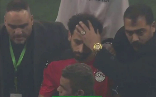 VIDEO: Salah bị ném chai vào đầu, vệ sỹ phải tháp tùng rời sân