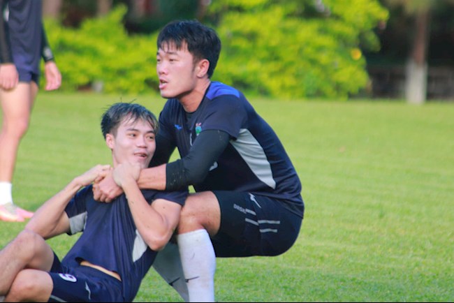 Văn Toàn phát cáu vì Xuân Trường động đến tóc