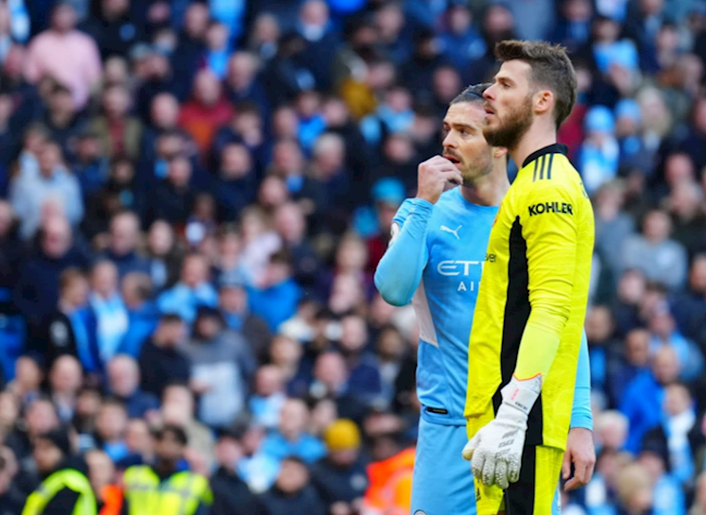 Trận Man City vs MU phải tạm dừng 3 phút do CĐV gặp sự cố trên khán đài Trận Man City vs MU phải tạm dừng 3 phút do CĐV gặp sự cố trên khán đài