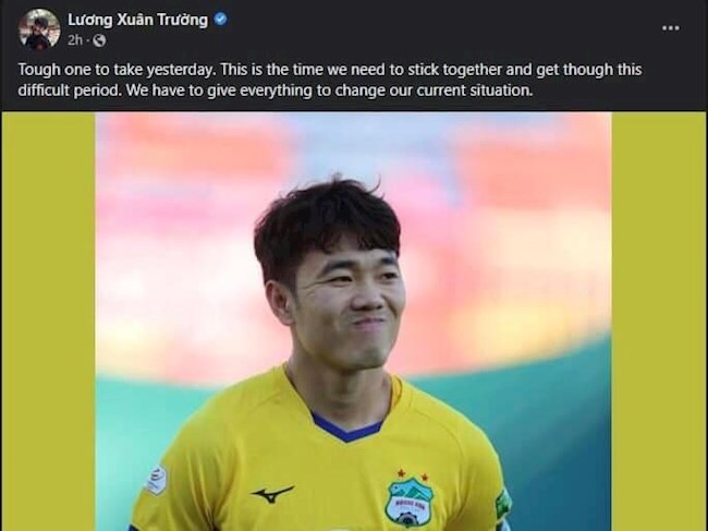 Xuân Trường khích lệ tinh thần đồng đội