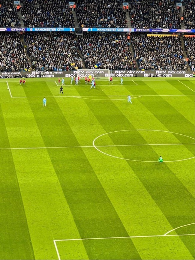 Ederson ở trận đấu với MU