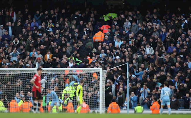 Trận Man City vs MU phải tạm dừng 3 phút do CĐV gặp sự cố trên khán đài Trận Man City vs MU phải tạm dừng 3 phút do CĐV gặp sự cố trên khán đài
