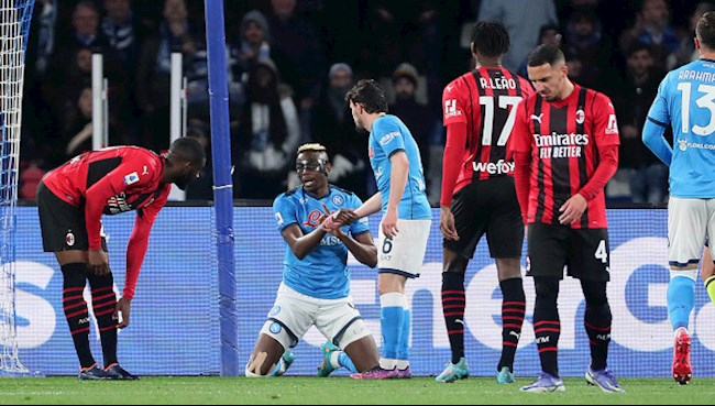 Osimhen (quỳ) trận này tịt ngòi trong sự chăm sóc đặc biệt của các hậu vệ Milan Osimhen (quỳ) trận này tịt ngòi trong sự chăm sóc đặc biệt của các hậu vệ Milan