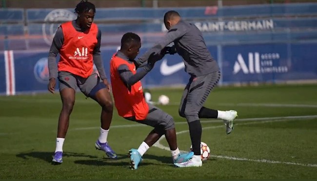 Sao PSG bị chỉ trích vì lỡ khiến Mbappe chấn thương trước trận gặp Real Madrid 1