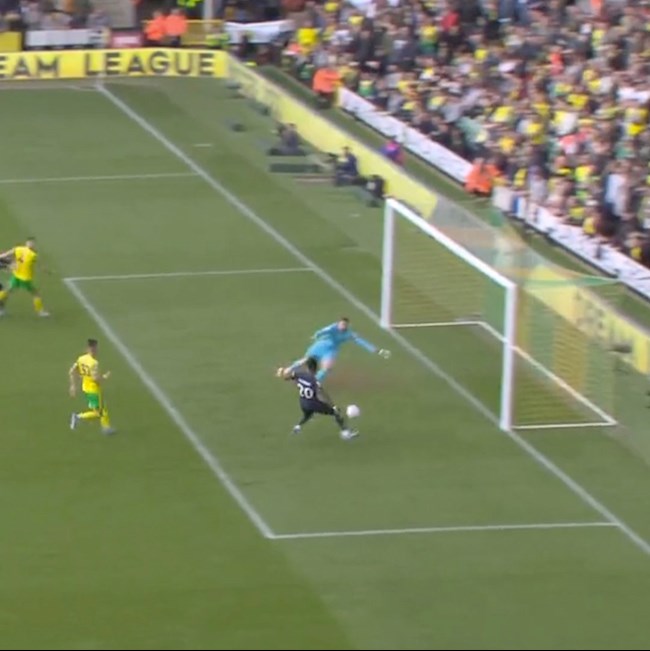 Maxwel Cornet bỏ lỡ cơ hội khó tin