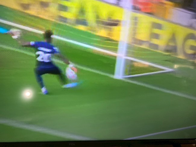 Maxwel Cornet bỏ lỡ cơ hội khó tin