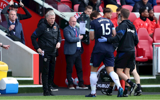 Craig Dawson lại chảy máu ở mũi