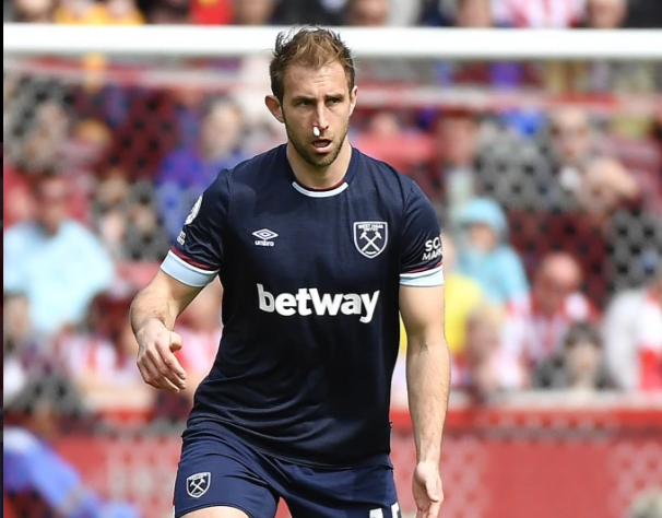 Craig Dawson lại chảy máu ở mũi