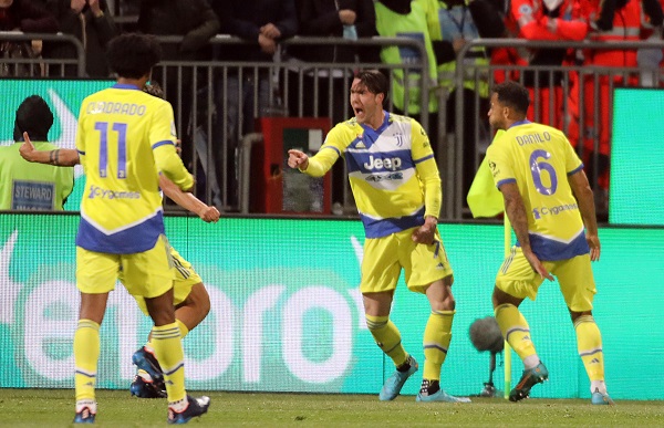 Vlahovic (giữa) ghi bàn quyết định giúp Juventus thắng ngược Vlahovic (giữa) ghi bàn quyết định giúp Juventus thắng ngược