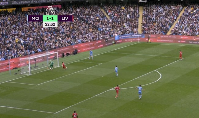 Ederson suýt đưa bóng về lưới nhà