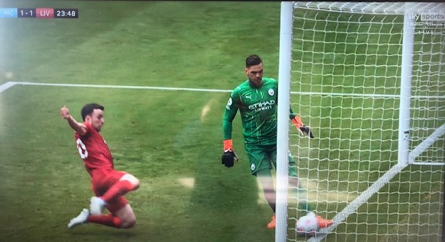 Ederson suýt đưa bóng về lưới nhà