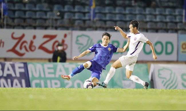 Trạn dáu giua Quang Nam vs Binh Duong tren san Tam Kỳ chúng kién dén 4 thẻ dỏ. Ảnh: VPF