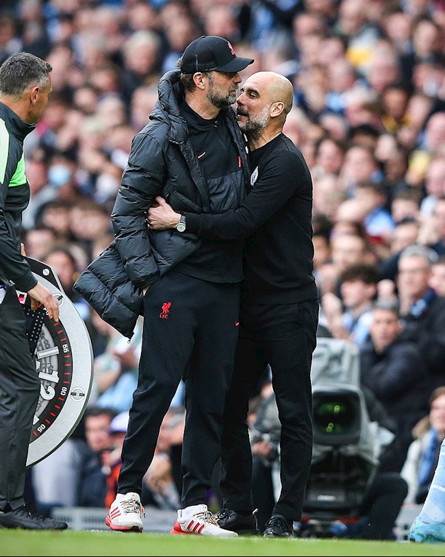 Pep ôm lấy Klopp. Theo thống kê, ông thầy người TBN đã 8 lần thất bại trước nhà cầm quân người Đức.Không một HLV nào khiến Pep nhận nhiều thất bại như vậy