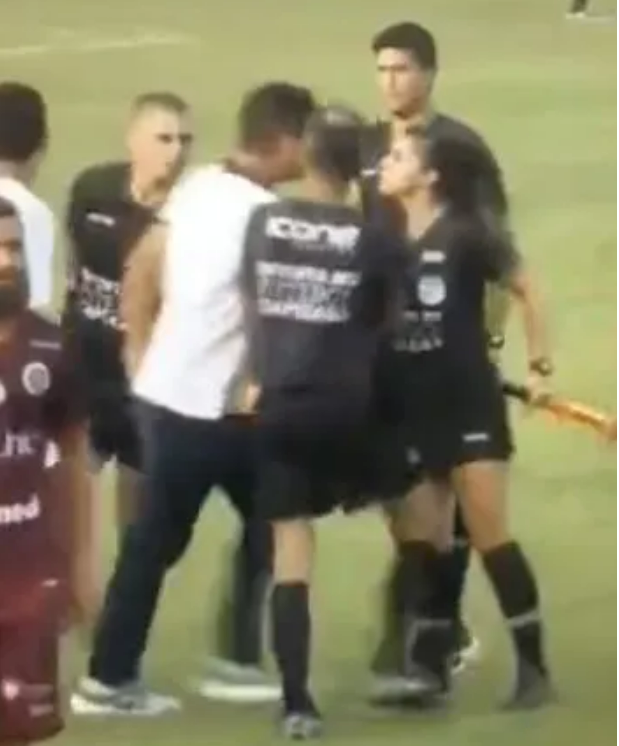 HLV bị sa thải vì hành hung trọng tài nữ ngay trên sân