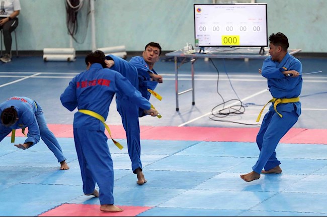 Các VĐV tranh tài sôi nổi ở các nội dung đồng đội Các VĐV tranh tài sôi nổi ở các nội dung đồng đội