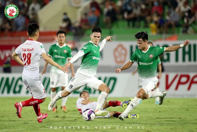 Bộ đôi trung vệ Bình Định báo tin mừng cho HLV Park Hang Seo