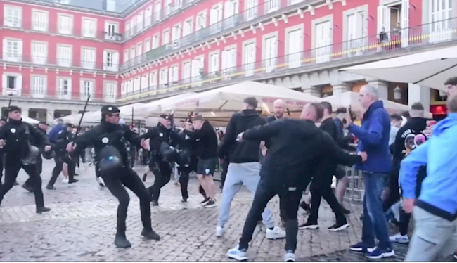 CĐV Man City và Chelsea lao vào đánh nhau trên đường phố Madrid hình ảnh