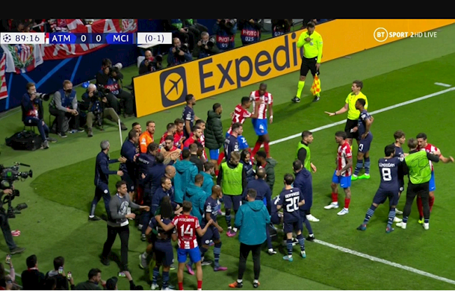 Tình huống khiến trọng tài rút thẻ liên tục