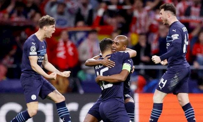 Cầu thủ Man City ôm nhau mừng suất vào bán kết Champions League, sau trận lượt về tứ kết Champions League trên sân Wanda Metropolitano